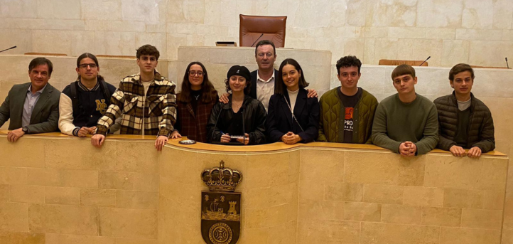 Estudiantes de los tres grados en Comunicación de UNEATLANTICO visitan el Parlamento de Cantabria